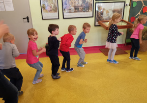 Dzieci z grupy Żuczki, Biedronki i Pszczółki tańczą na holu przedszkola